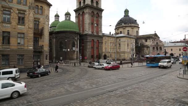 Ruch uliczny w pobliżu Kościoła Dormition we Lwowie — Wideo stockowe