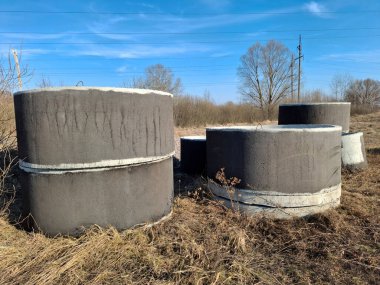 İnşaat işleri için farklı çaplarda güçlendirilmiş beton halkalar. Güçlendirilmiş beton halkalar kuyuların inşası için özel yapılardır. Su ve kanalizasyon, açık hava çekimi.