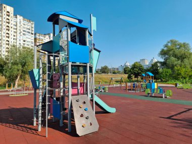 Park alanında insan olmayan çocuklar için çocuk parkı
