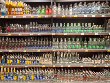 KYIV, UKRAINE, 20 Eylül 2025: Süpermarket raflarında alkol ürünleri. Çeşitli alkollü içecekler bir mağazanın içki reyonunda raflarda duruyor.