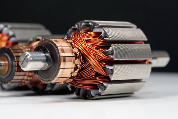 Роторы электродвигателей из бытовой техники, крупным планом