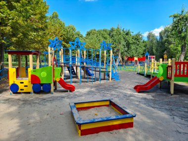 Park alanında insan olmayan çocuklar için çocuk parkı