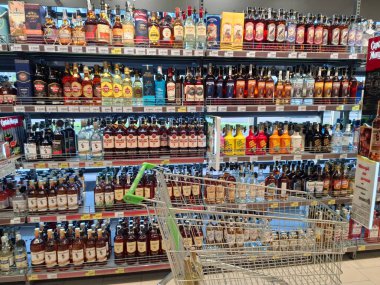 KYIV, UKRAINE, 20 Eylül 2025: Süpermarket raflarında alkol ürünleri. Çeşitli alkollü içecekler bir mağazanın içki reyonunda raflarda duruyor.