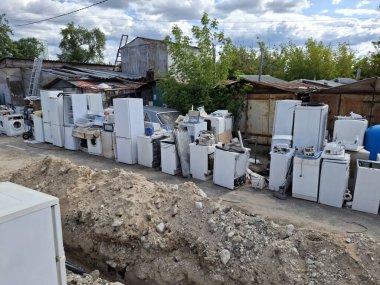 Çalışmayan tekniklerin resepsiyonunda eski çamaşır ve buzdolabı. Eski ev aletleri sökülecek, metallere göre sınıflandırılacak ve geri dönüşüme gönderilecek. Bir şeyler tamir edilecektir.