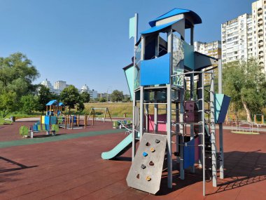 Park alanında insan olmayan çocuklar için çocuk parkı