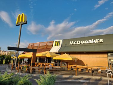 KYIV, UKRAINE, 20 AĞUSTOS 2025: Kyiv şehrindeki yeni McDonalds fast food restoranının yakınındakiler