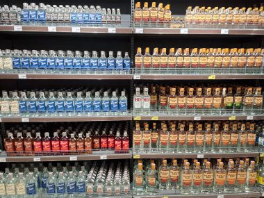 KYIV, UKRAINE, 20 Eylül 2025: Süpermarket raflarında alkol ürünleri. Çeşitli alkollü içecekler bir mağazanın içki reyonunda raflarda duruyor.