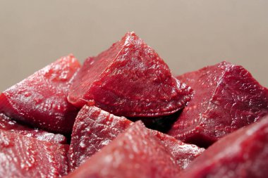 Kaynamış kırmızı pancar kökü parçalara ayrılmış, yakın çekim.