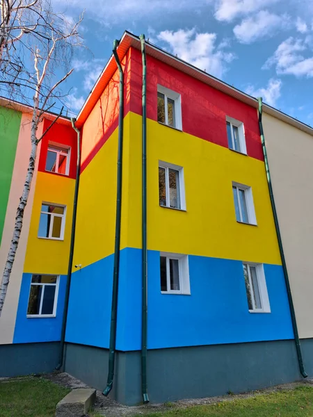 Renkli duvarları olan bir okul binası. Okul binasının çok renkli yüzü