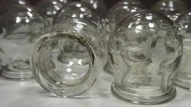 Tıbbi amaçlar için cam bardaklar, rehabilitasyon, artan kan akışı, lenfatik drenaj, sırt tedavisi. Halk dilinde kullanılan alternatif ilaçlar masaj ve vakum terapisi.