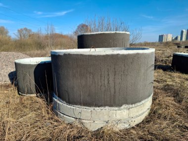 Güçlendirilmiş beton halkalar kuyu yapımında kullanılan özel yapılardır. İnşaat işleri için güçlendirilmiş beton halkalar. Su ve kanalizasyon, açık hava çekimi.