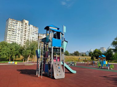 Park alanında insan olmayan çocuklar için çocuk parkı