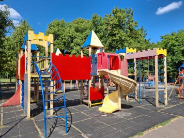 Park alanında insan olmayan çocuklar için çocuk parkı