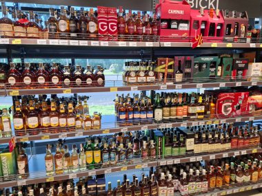 KYIV, UKRAINE, 20 Eylül 2025: Süpermarket raflarında alkol ürünleri. Çeşitli alkollü içecekler bir mağazanın içki reyonunda raflarda duruyor.