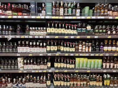 KYIV, UKRAINE, 20 Eylül 2025: Süpermarket raflarında alkol ürünleri. Çeşitli alkollü içecekler bir mağazanın içki reyonunda raflarda duruyor.