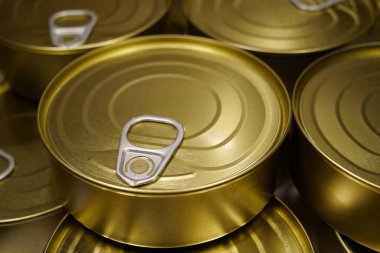 Sarı, kapalı, balıklı metal teneke kutular.