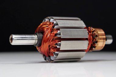 Küçük ev aletlerinden bakır bobinli elektrikli motor pervanesi, yakın plan.
