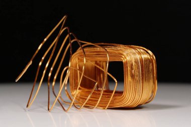 Siyah arkaplandaki elektrik transformatörlerinden bakır sarma. Bakır, cuprum - kimyasal element, demir olmayan metal