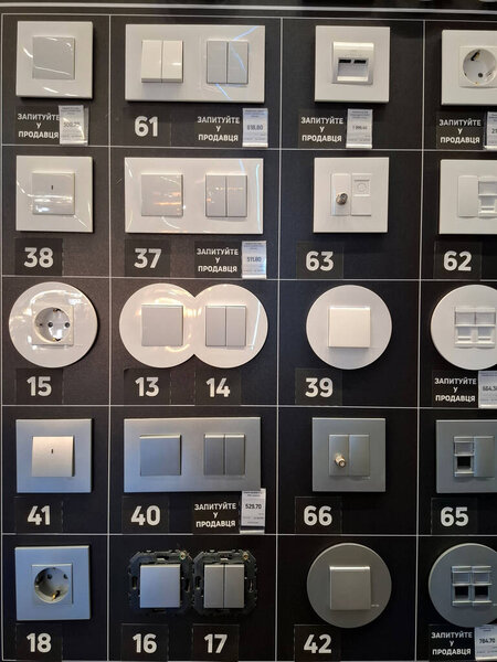 Многие электрические выключатели и розетки в электрическом отсеке строительного гипермаркета