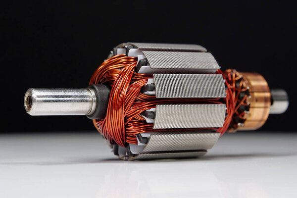 Ротор электродвигателя с медными катушками от мелкого бытового прибора, крупным планом