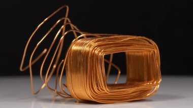Bakır ya da küprum, demir olmayan kimyasal elementtir. Elektrik akımı transformatörünün bakır sarması