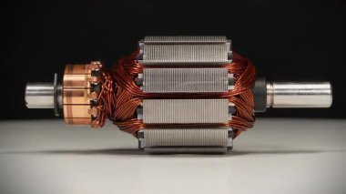 Küçük ev aletlerinden bakır bobinli elektrikli motorun metal pervanesi veya armatürü