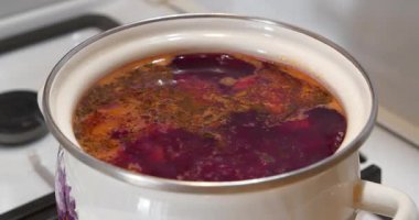 Kırmızı Ukrayna çorbası tencerede kaynıyor. Ukrayna 'nın ulusal yemeği. Ukrayna mutfağının ana yemeği. Ukrayna borsası gaz sobasında pişirilir. İlk yemekleri pişiriyorum.