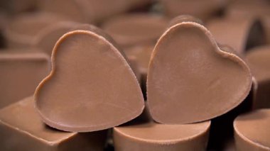 Kalp şeklinde çikolata şekeri. Tatlılık, zevk, samimiyet ve sevgi. Sevgililer Günü için nefis hediyeler.