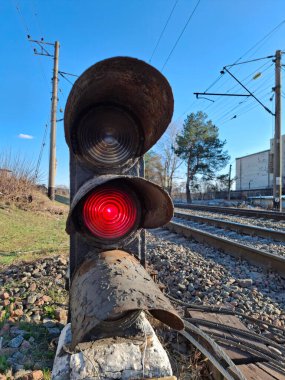 Demiryolu trafik lambası - bir demiryolu üzerinde sinyal cihazı. Demiryolu trafik lambası ve kırmızı ışık. Trafik ışığı kırmızıdır. Tren trafiği yasaktır.