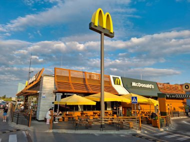 KYIV, UKRAINE, 20 AĞUSTOS 2025: Kyiv 'deki McDonalds fast food restoranının yakınındaki insanlar ve arabalar