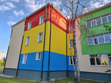 Okul binasının çok renkli yüzü