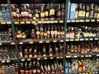 KYIV, UKRAINE, 20 Eylül 2025: Süpermarket raflarında alkol ürünleri. Çeşitli alkollü içecekler bir mağazanın içki reyonunda raflarda duruyor.