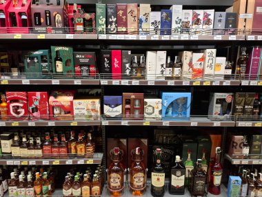 KYIV, UKRAINE, 20 Eylül 2025: Süpermarket raflarında alkol ürünleri. Çeşitli alkollü içecekler bir mağazanın içki reyonunda raflarda duruyor.