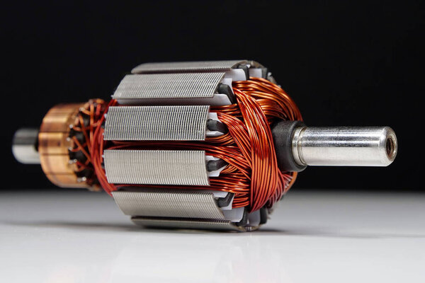 Ротор электродвигателя с медными катушками от мелкого бытового прибора, крупным планом
