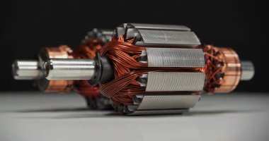 Küçük ev aletlerinden bakır bobinli pervane veya armatür elektrikli motorlar, yani iki perküsyon masajcısı, zoom-out video