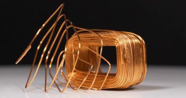 Bakır ya da küprum, demir olmayan kimyasal elementtir. Elektrik akımı transformatörünün bakır sarması