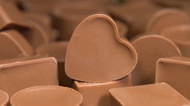 Kalp şeklinde çikolata şekeri. Tatlılık, zevk ve aşk, yakınlaştırma videosu. Sevgililer Günü için nefis hediyeler.