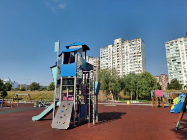 Park alanında insan olmayan çocuklar için çocuk parkı