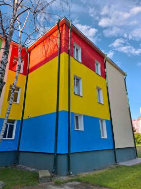 Okul binasının çok renkli yüzü