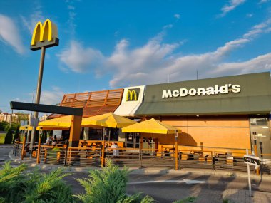 KYIV, UKRAINE, 20 AĞUSTOS 2025: Kyiv şehrindeki yeni McDonalds fast food restoranının yakınındakiler