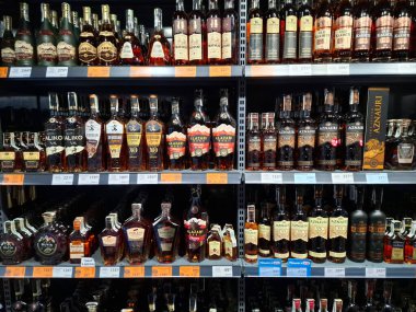 KYIV, UKRAINE, 13 Ekim 2025: Süpermarket raflarında konyak ürünleri. Çeşitli alkollü içecekler bir mağazanın içki reyonunda raflarda duruyor.