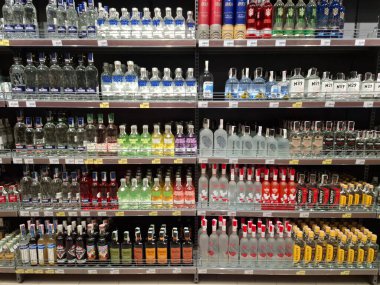 KYIV, UKRAINE, 20 Eylül 2025: Süpermarket raflarında alkol ürünleri. Çeşitli alkollü içecekler bir mağazanın içki reyonunda raflarda duruyor.