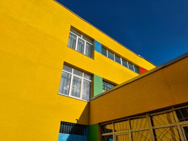 Okul binasının çok renkli yüzü