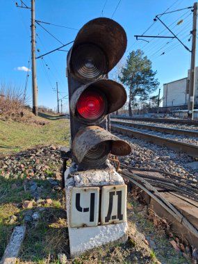 Demiryolu trafik lambası ve kırmızı ışık. Demiryolu trafik lambası - bir demiryolu üzerinde sinyal cihazı. Trafik ışığı kırmızıdır. Tren trafiği yasaktır.