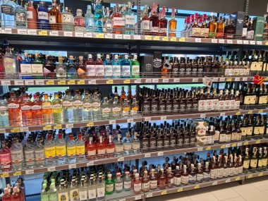 KYIV, UKRAINE, 20 Eylül 2025: Süpermarket raflarında alkol ürünleri. Çeşitli alkollü içecekler bir mağazanın içki reyonunda raflarda duruyor.