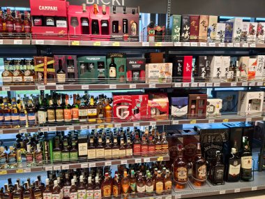 KYIV, UKRAINE, 20 Eylül 2025: Süpermarket raflarında alkol ürünleri. Çeşitli alkollü içecekler bir mağazanın içki reyonunda raflarda duruyor.