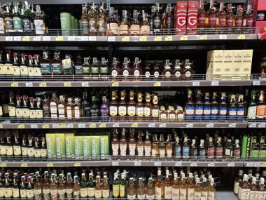 KYIV, UKRAINE, 20 Eylül 2025: Süpermarket raflarında alkol ürünleri. Çeşitli alkollü içecekler bir mağazanın içki reyonunda raflarda duruyor.