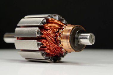 Ev aletlerinden bakır bobinli elektrikli motor pervanesi, yakın çekim fotoğraf.