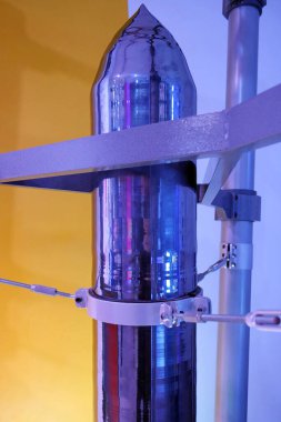 Silikon tek kristal. Tek kristalli silikon girişi. Czochralski ya da yüzen bölge metodu tarafından üretilen ultra-saf silikon silindirli. Yüksek teknoloji materyali sürekli tek bir kristal örgüden oluşur.