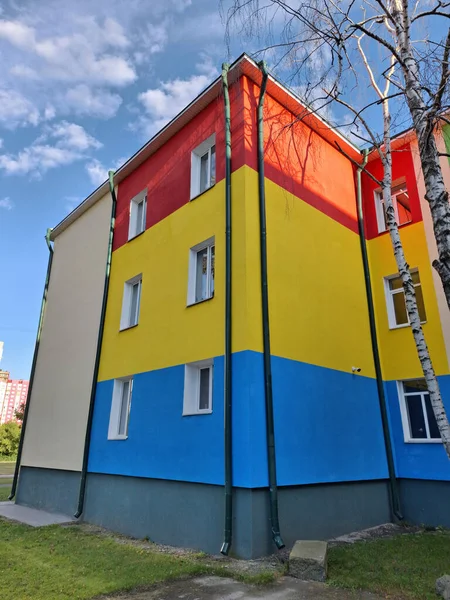 Okul binasının çok renkli yüzü